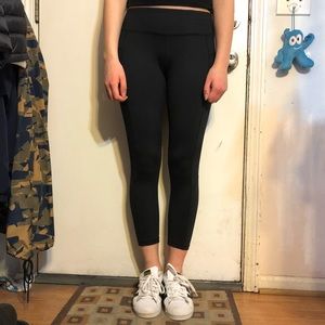DKNY capri leggings with small top pocket and mesh